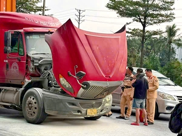 Kịp thời khống chế đám cháy từ xe container khi đang lưu thông trên Quốc lộ 5A